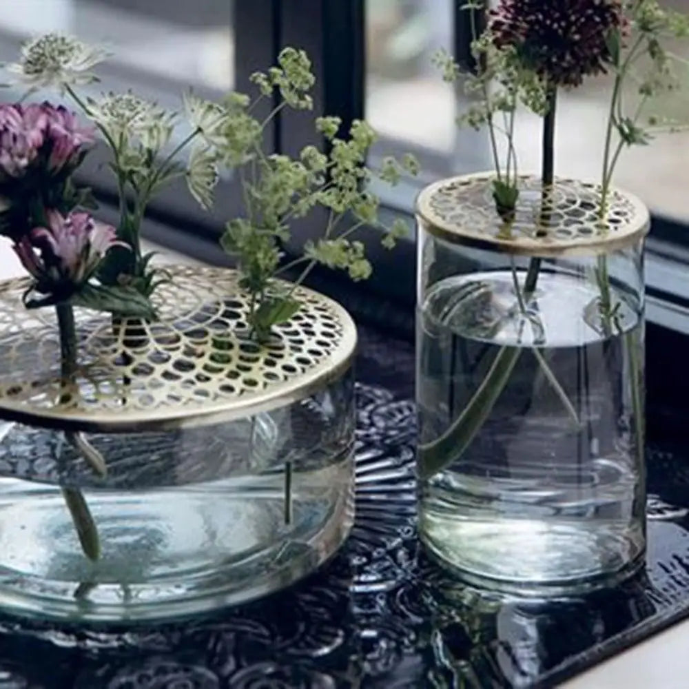 Blomsterhållare i metall för vaser