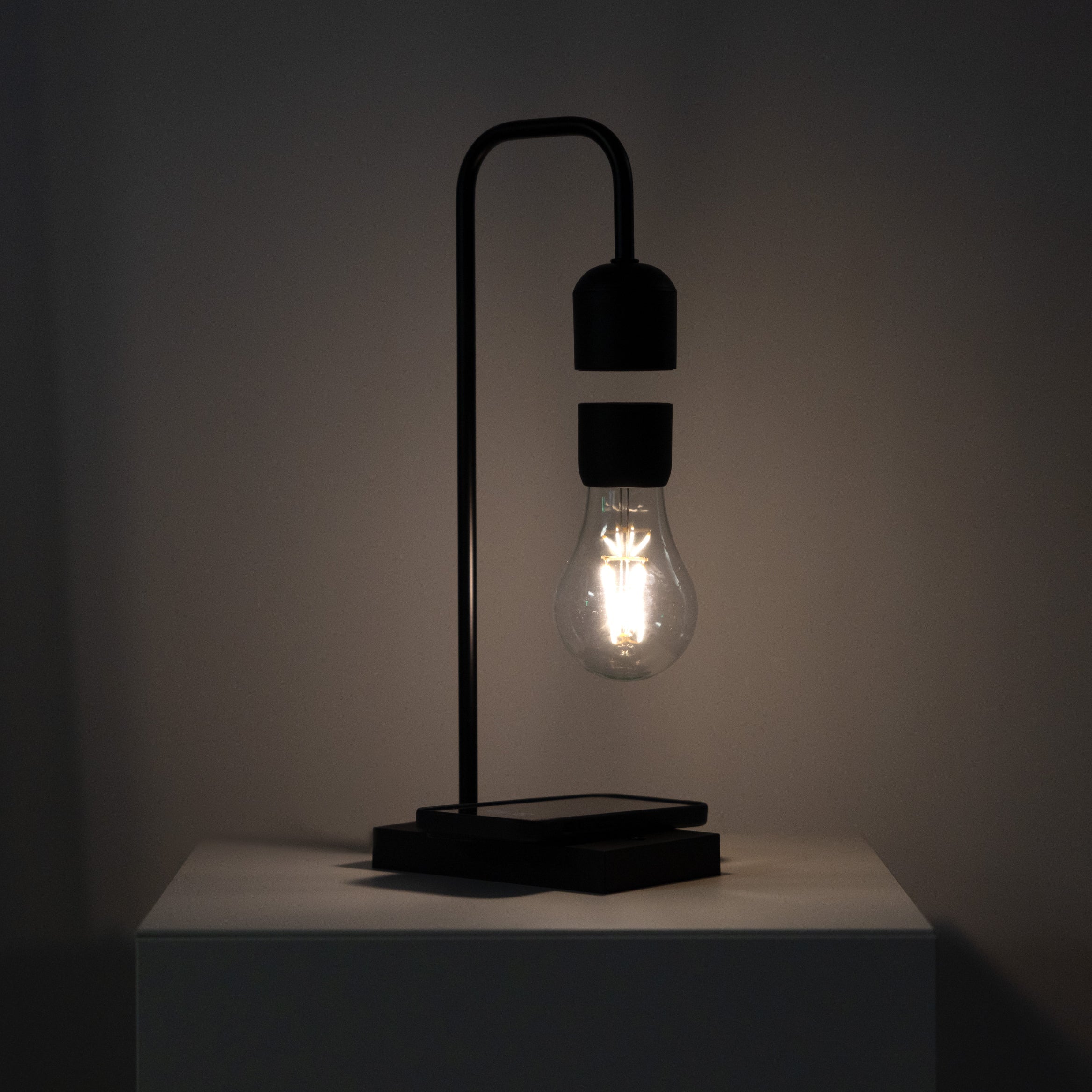 AeroCharge – Minimalistisk LED-plafondlampa med trådlös laddning och svävande design (8W)