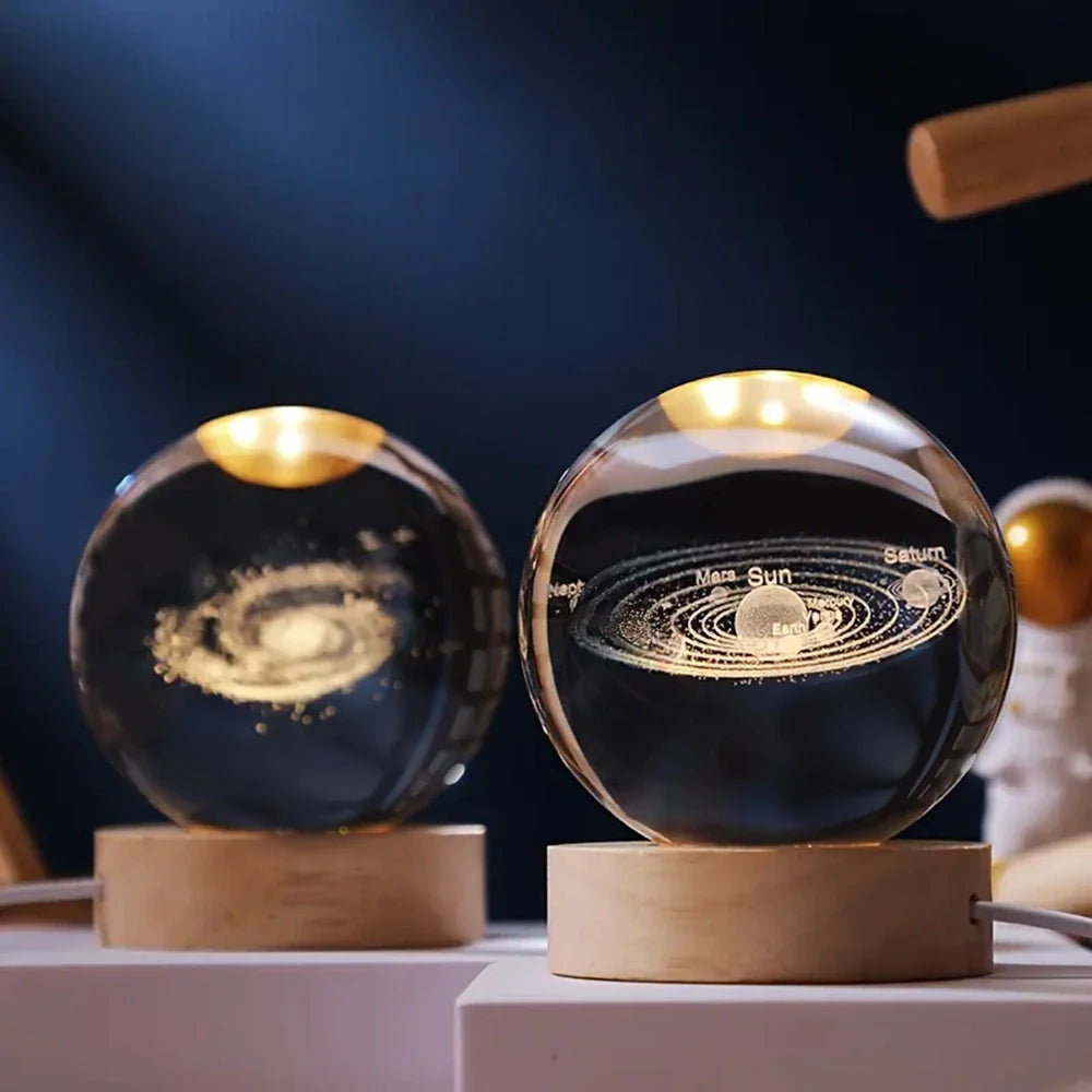 CosmoGlow - 3D Kristallampa med Rymdmotiv – Magisk Nattlampa för Stämningsfull Belysning