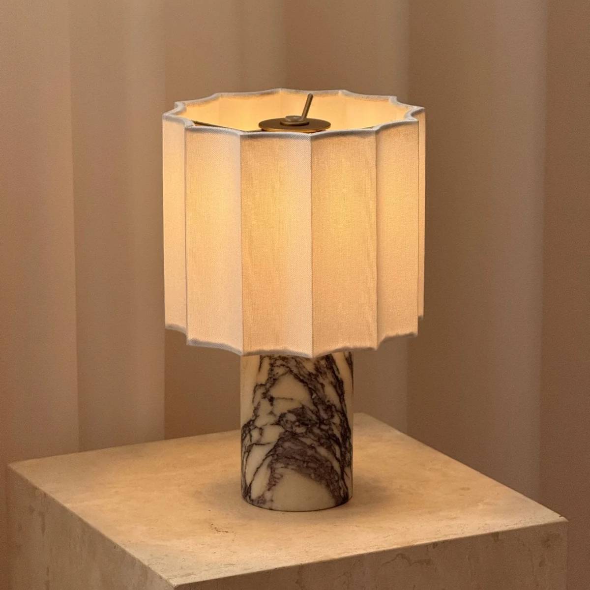 Orvinna – Elegant Marmorbordslampa med Varm Belysning