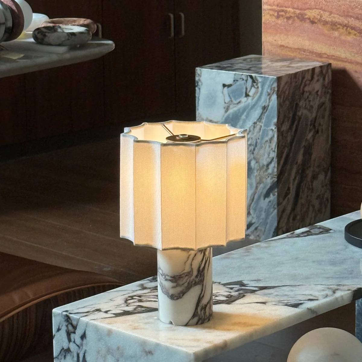 Orvinna – Elegant Marmorbordslampa med Varm Belysning