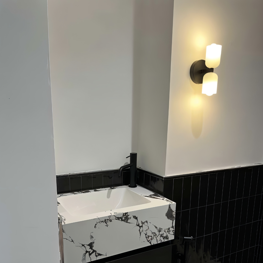 DualGlow – Vägglampa med Två Huvuden i Akryl & Metall för Modern Inomhusbelysning