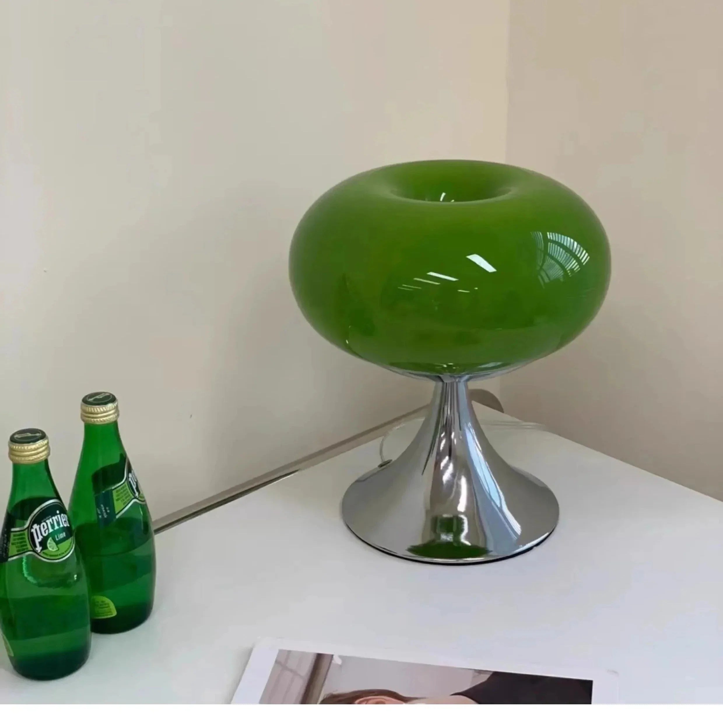 ÄppelLjus – Antik bordslampa med vintage charm och glaskupa i vitt och grönt