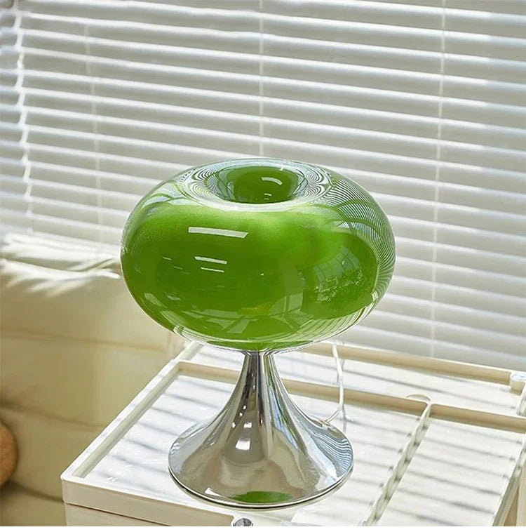 ÄppelLjus – Antik bordslampa med vintage charm och glaskupa i vitt och grönt