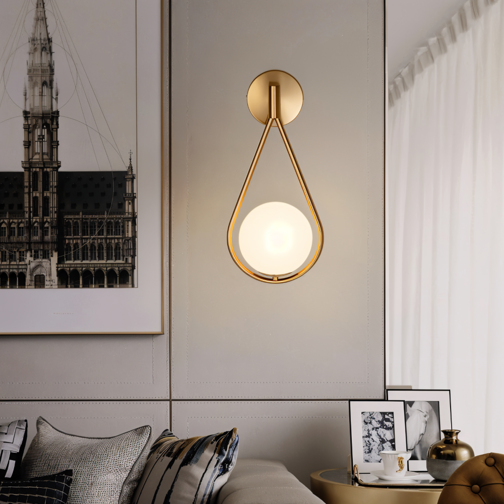 Luméa – Vägglampa i Droppformad Glasdesign med Konstnärlig Metallram