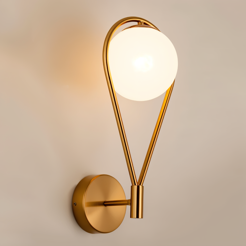 Luméa – Vägglampa i Droppformad Glasdesign med Konstnärlig Metallram