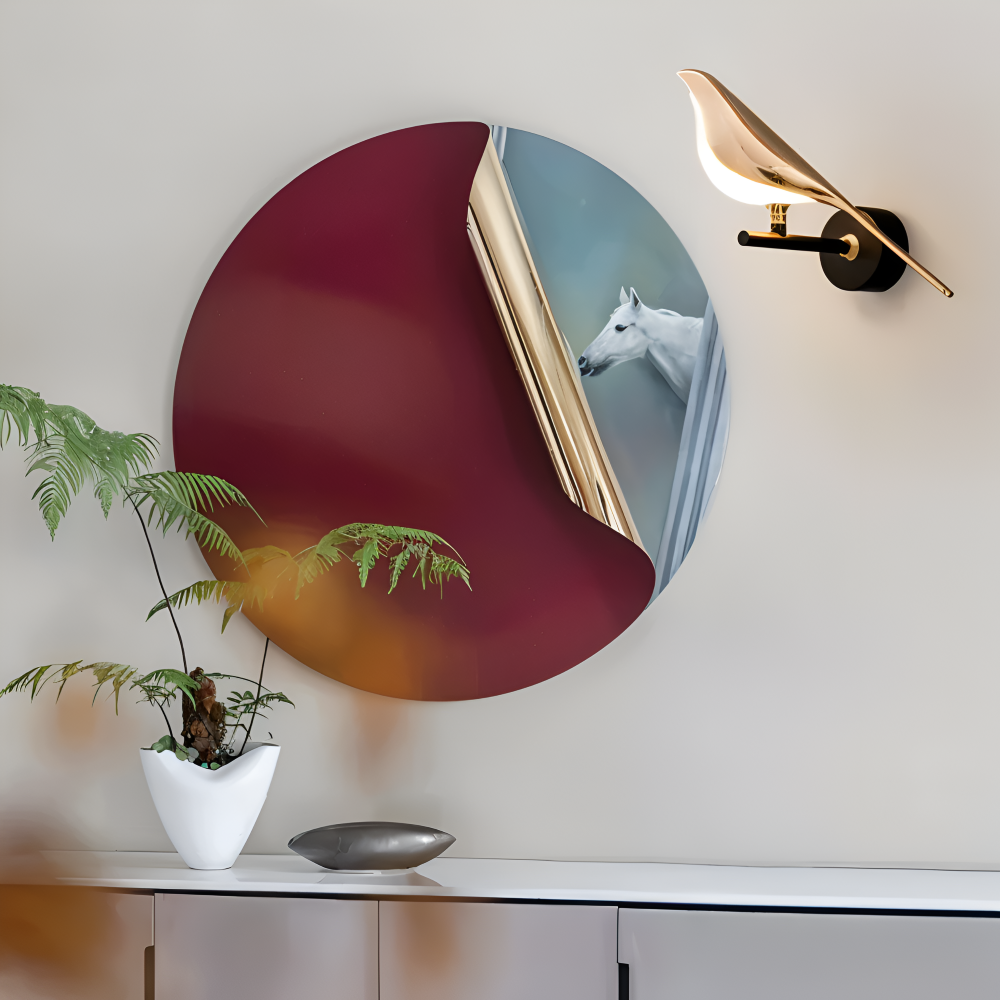 Aves Glow – Guld Vägglampa med Roterande Fågeldesign och LED-belysning