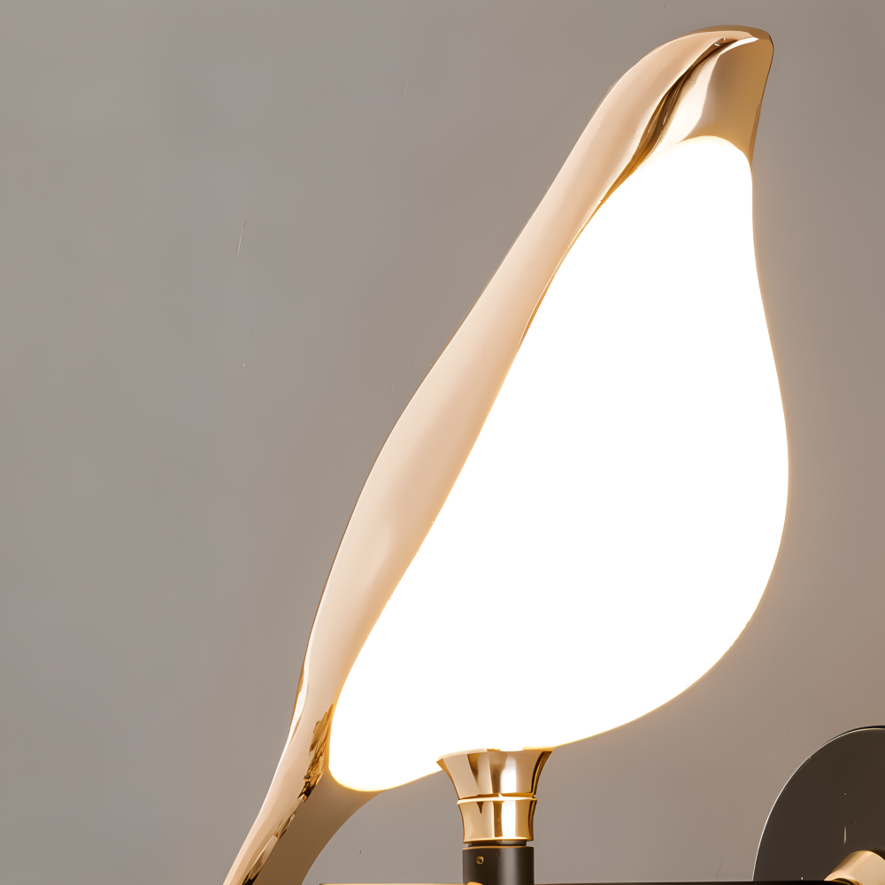 Aves Glow – Guld Vägglampa med Roterande Fågeldesign och LED-belysning