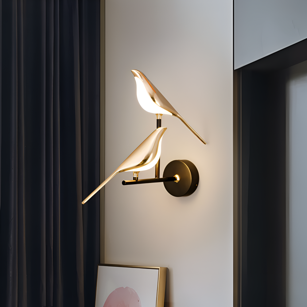 Aves Glow – Guld Vägglampa med Roterande Fågeldesign och LED-belysning