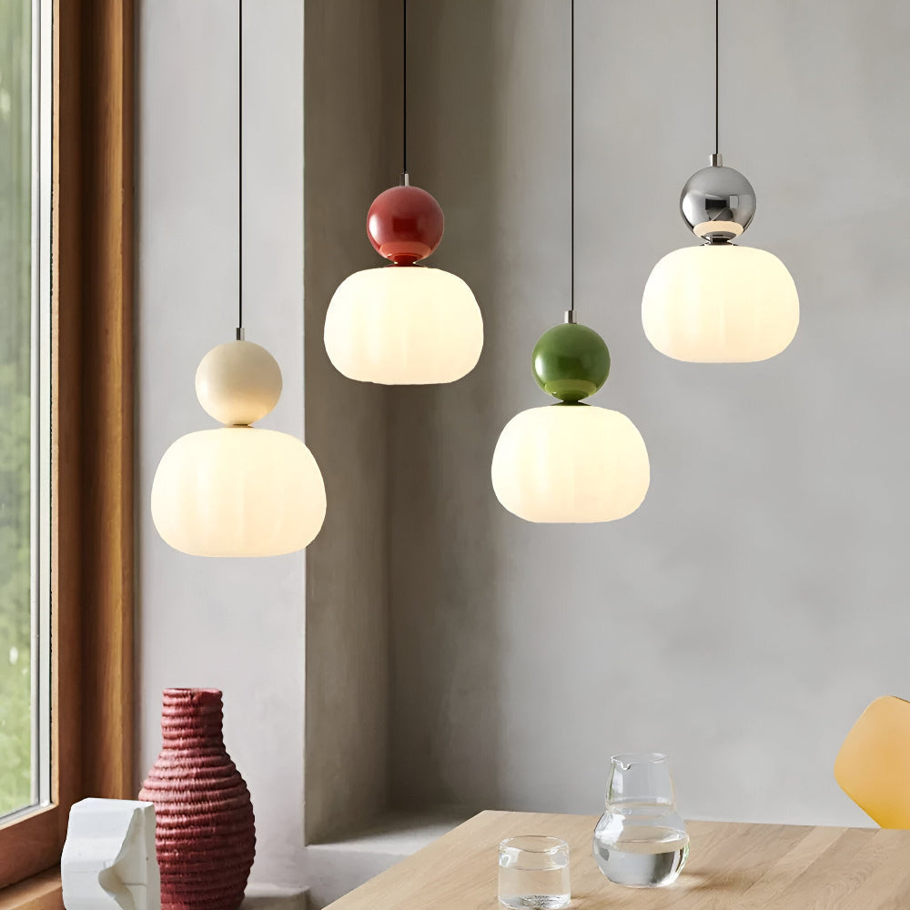 Crémura – Klassisk Art Deco Pendellampa i Crème och Metall