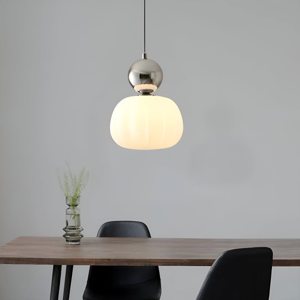 Crémura – Klassisk Art Deco Pendellampa i Crème och Metall