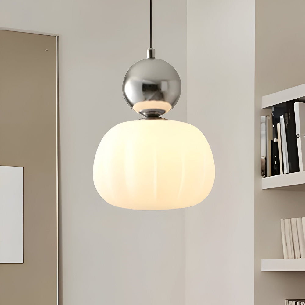 Crémura – Klassisk Art Deco Pendellampa i Crème och Metall