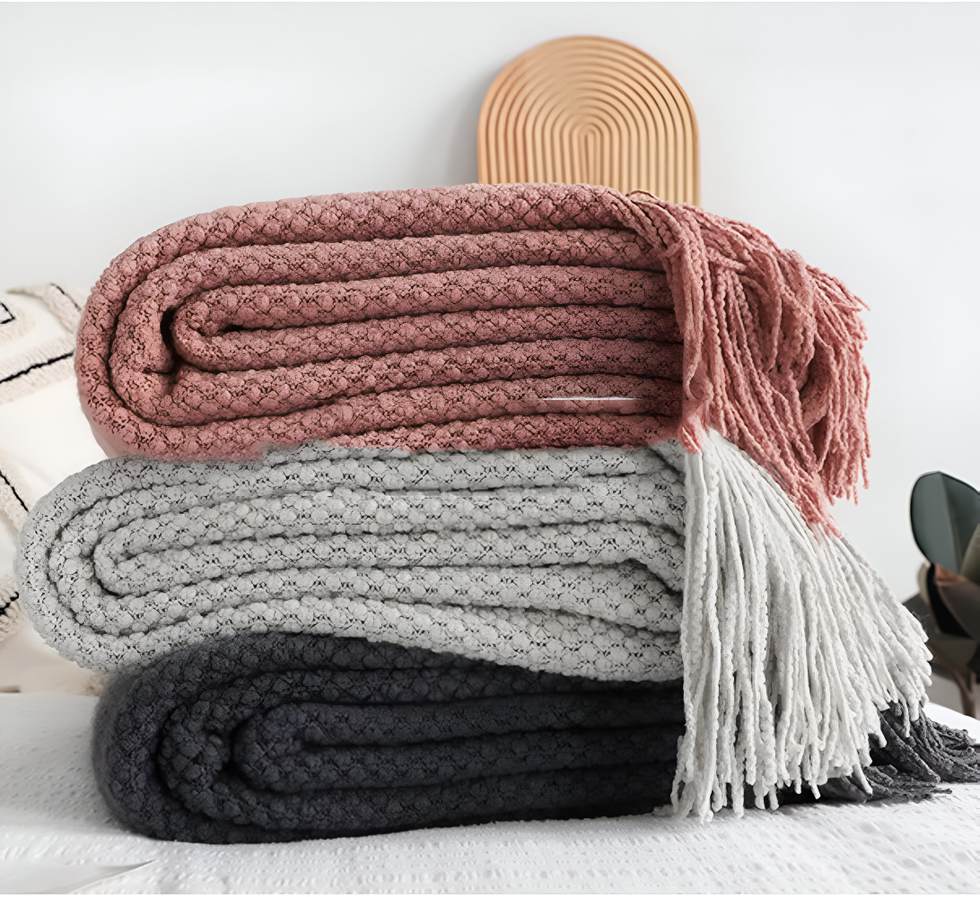 ChunkWeave Cozy – Grovstickad Akrylfilt med Tofsar