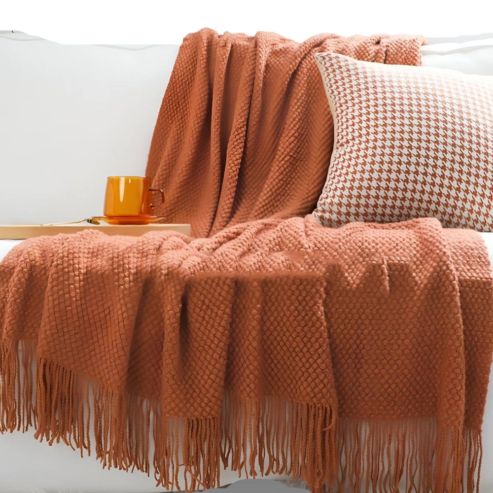 ChunkWeave Cozy – Grovstickad Akrylfilt med Tofsar