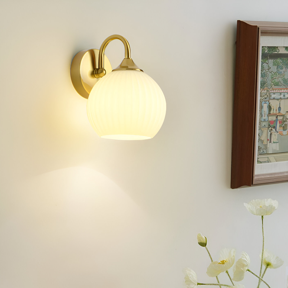 GlowSphere – Randig Glasvägglampa i Modern Klotdesign