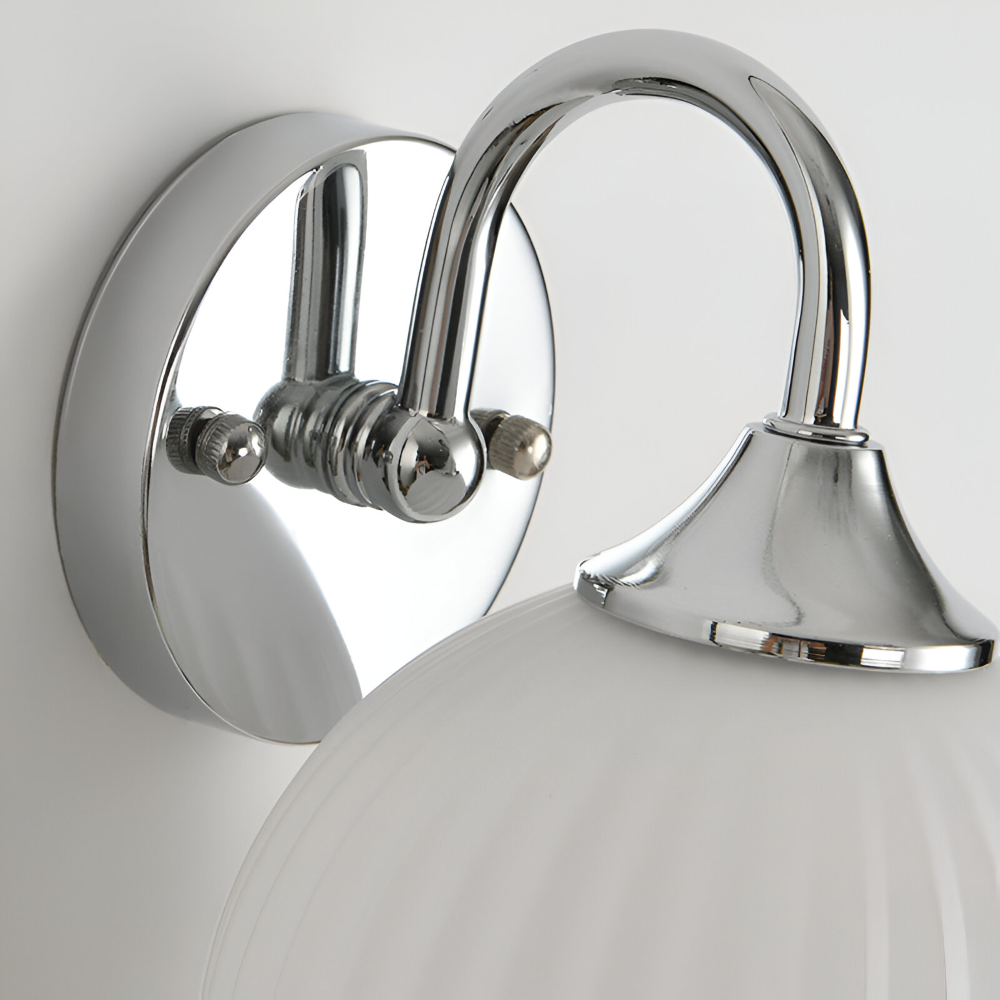 GlowSphere – Randig Glasvägglampa i Modern Klotdesign