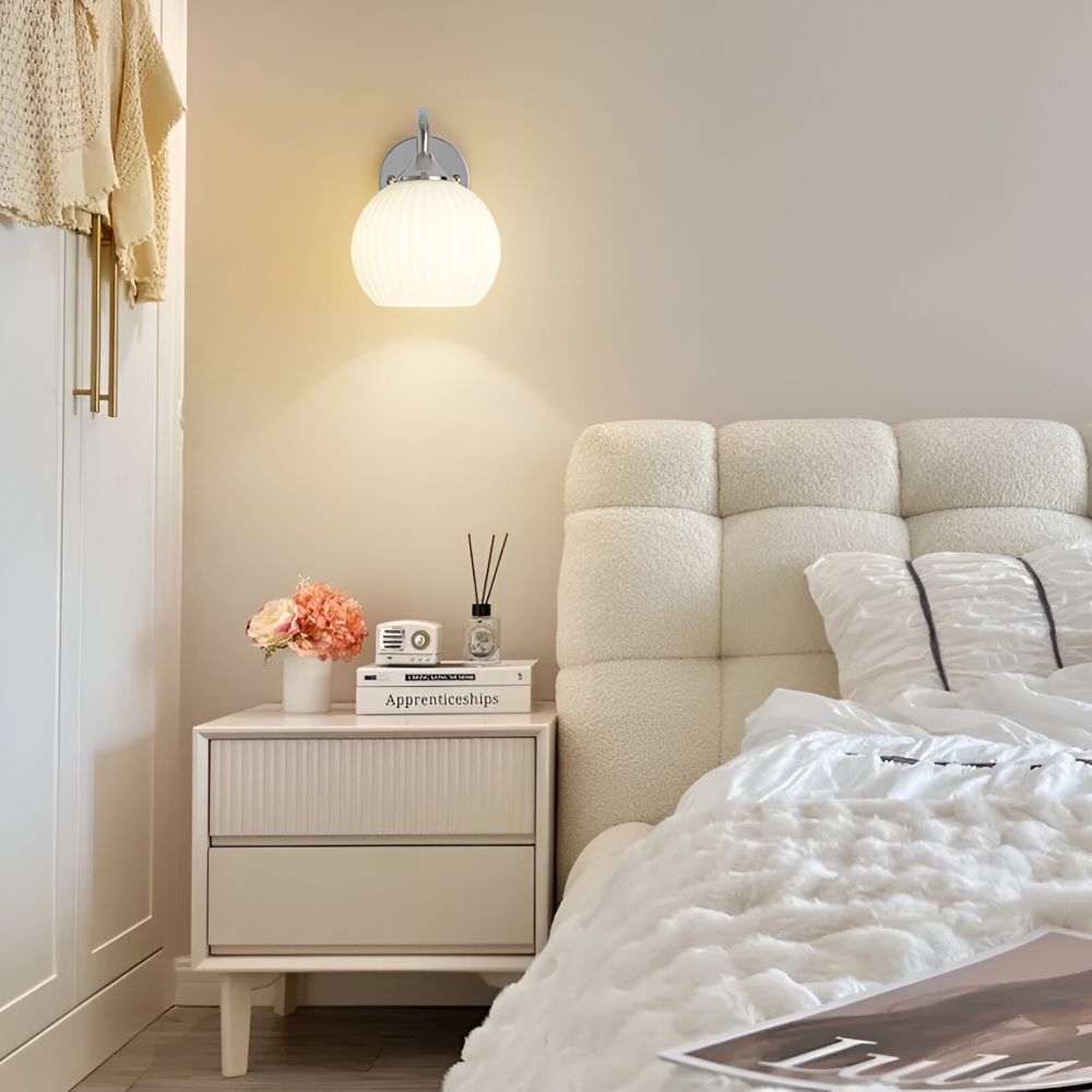 GlowSphere – Randig Glasvägglampa i Modern Klotdesign