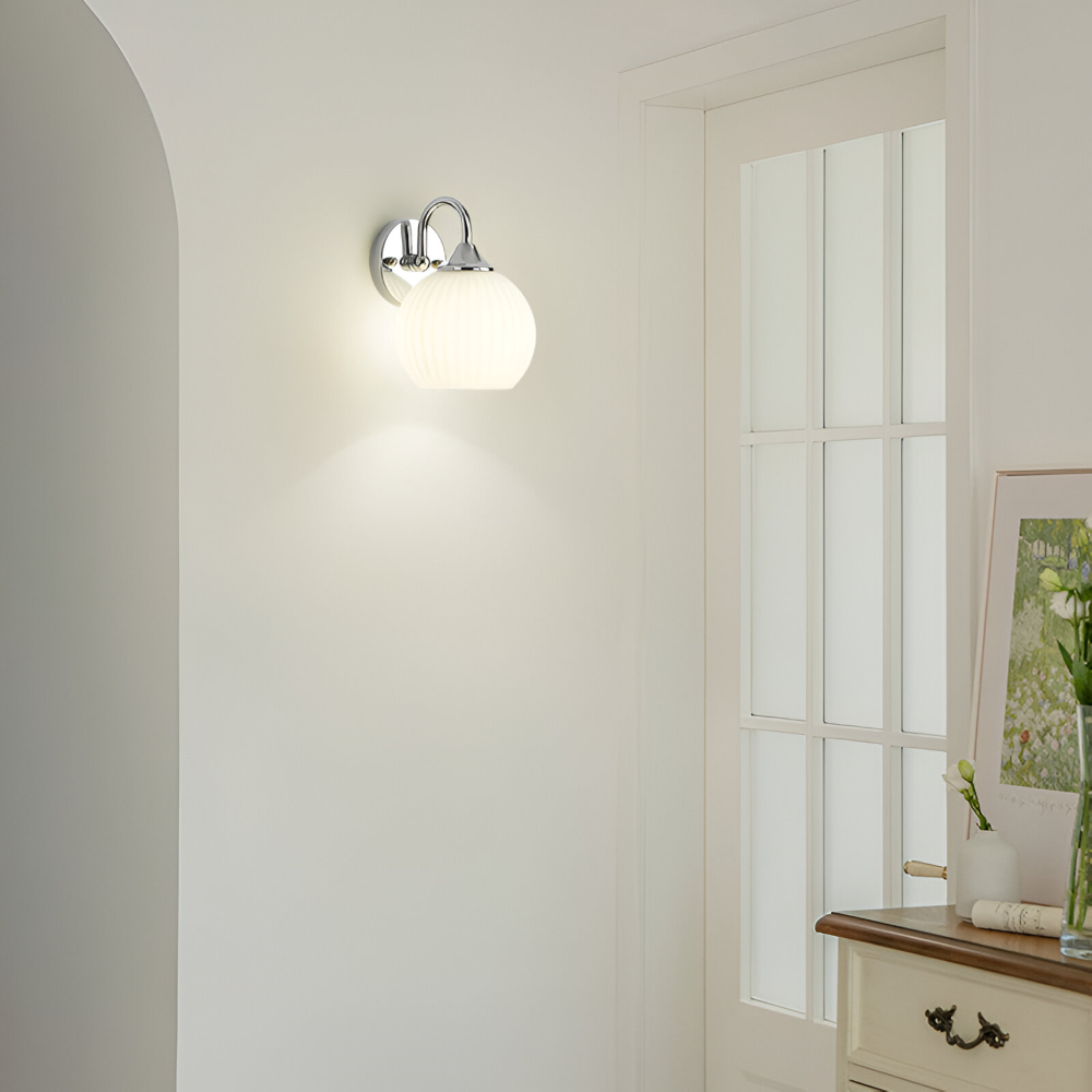 GlowSphere – Randig Glasvägglampa i Modern Klotdesign