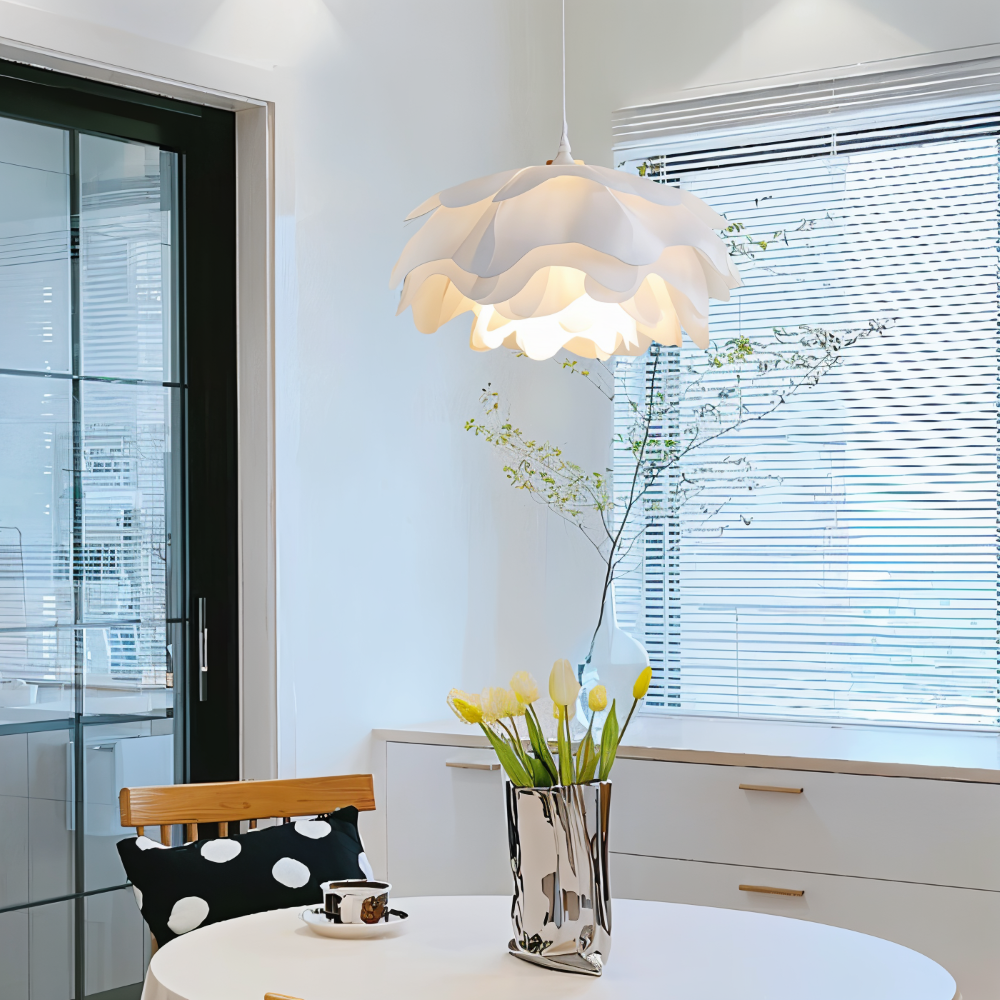 Florania – Designer Taklampa med Blombladsliknande Form