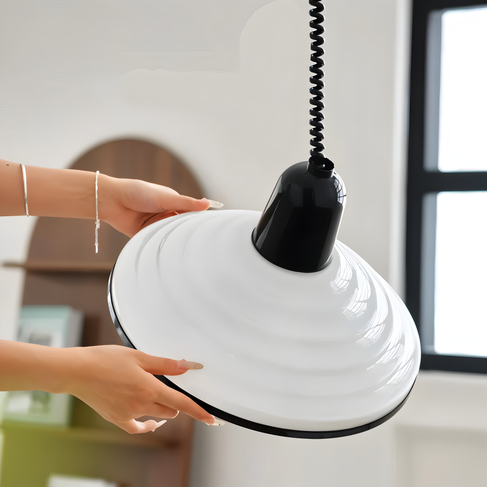 Pariselle – Modern Krämfärgad Taklampa med Svart Fjäderkabel