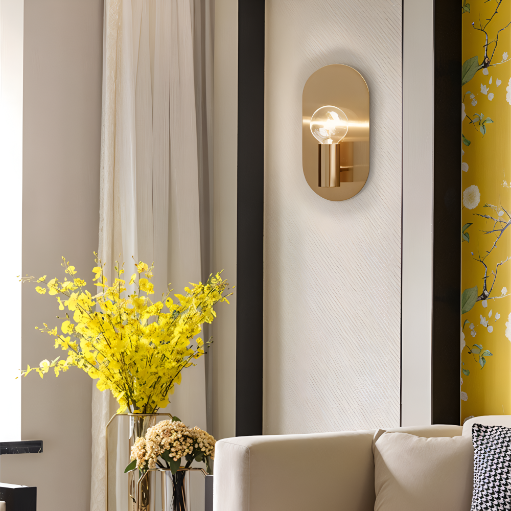 Aurumé – Vägglampa i Polerad Koppar med Oval Guldplatta