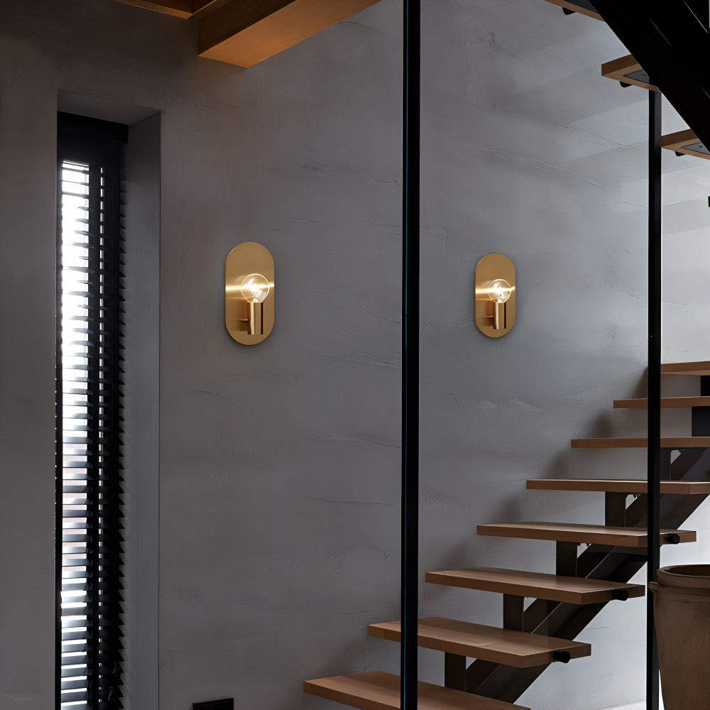 Aurumé – Vägglampa i Polerad Koppar med Oval Guldplatta