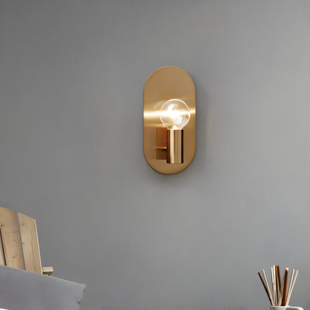 Aurumé – Vägglampa i Polerad Koppar med Oval Guldplatta