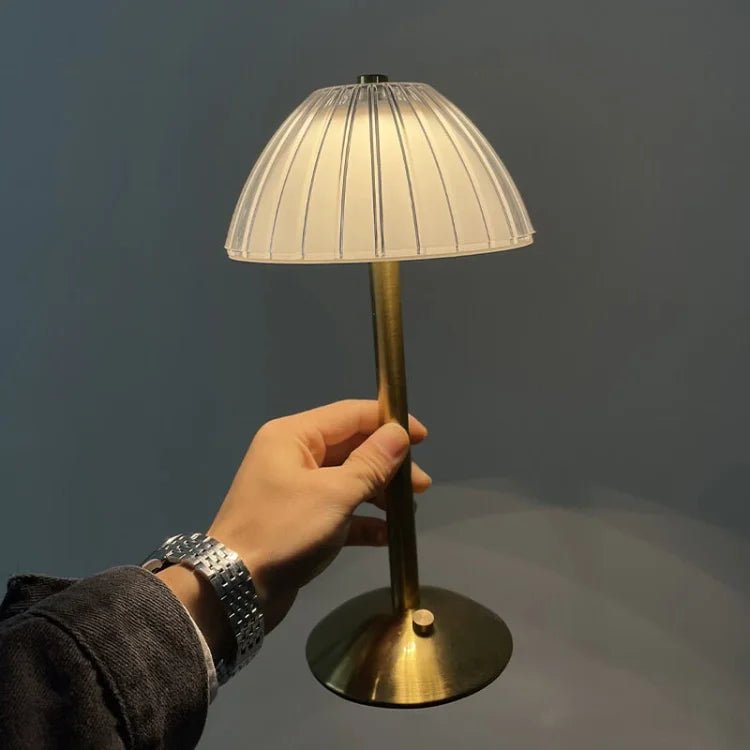 AuroLuxe – Trådlös bordslampa i kristall och metall med elegant LED-belysning