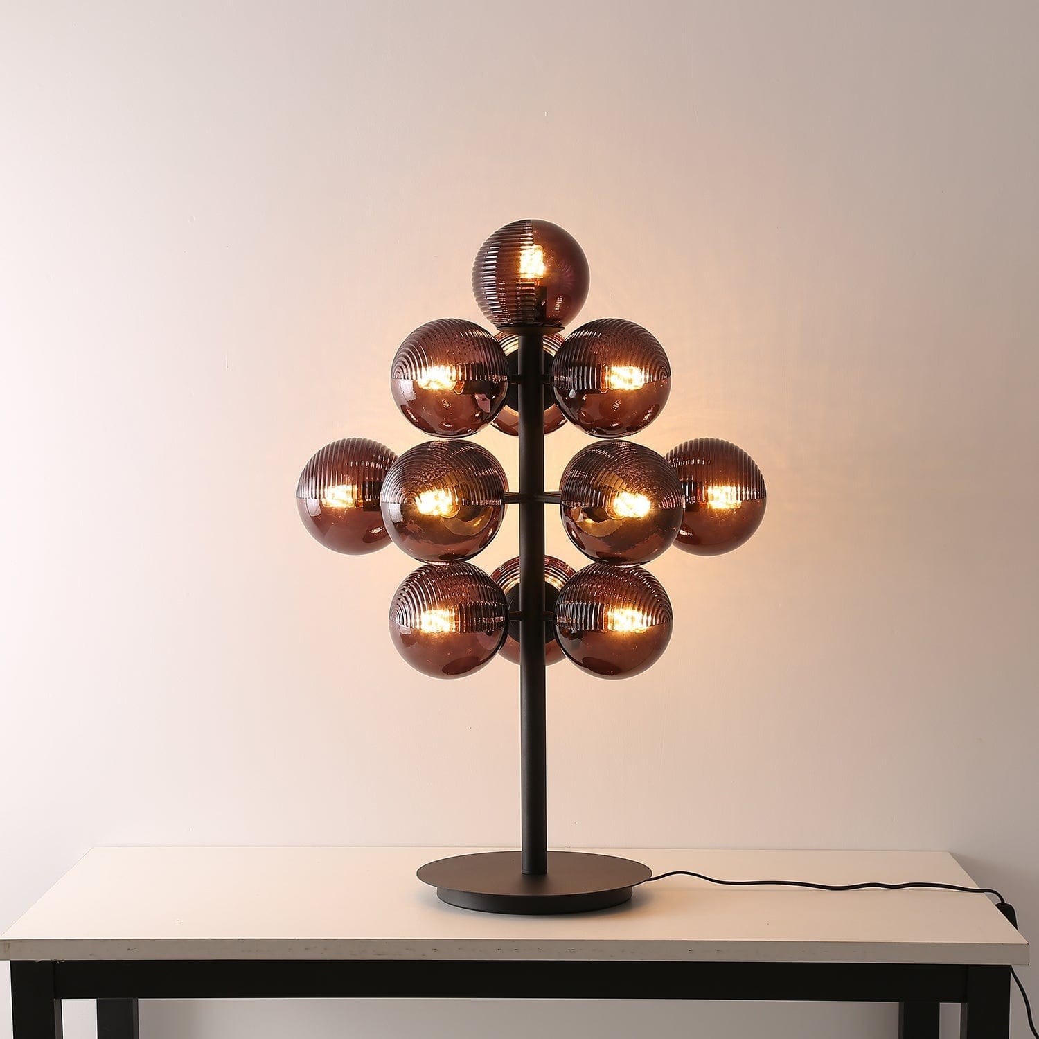 VineLux – Bordslampa i metall och glas med elegant druvdesign