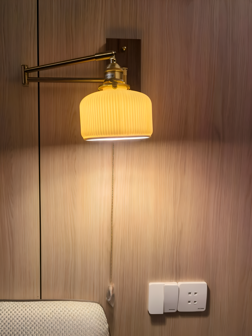 GlowLinn – Justerbar Keramisk Vägglampa med Dragkedja och Trädetaljer