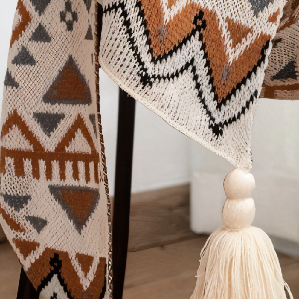 WeaveAura – Boho Pläd med Geometriskt Mönster & Tofsar