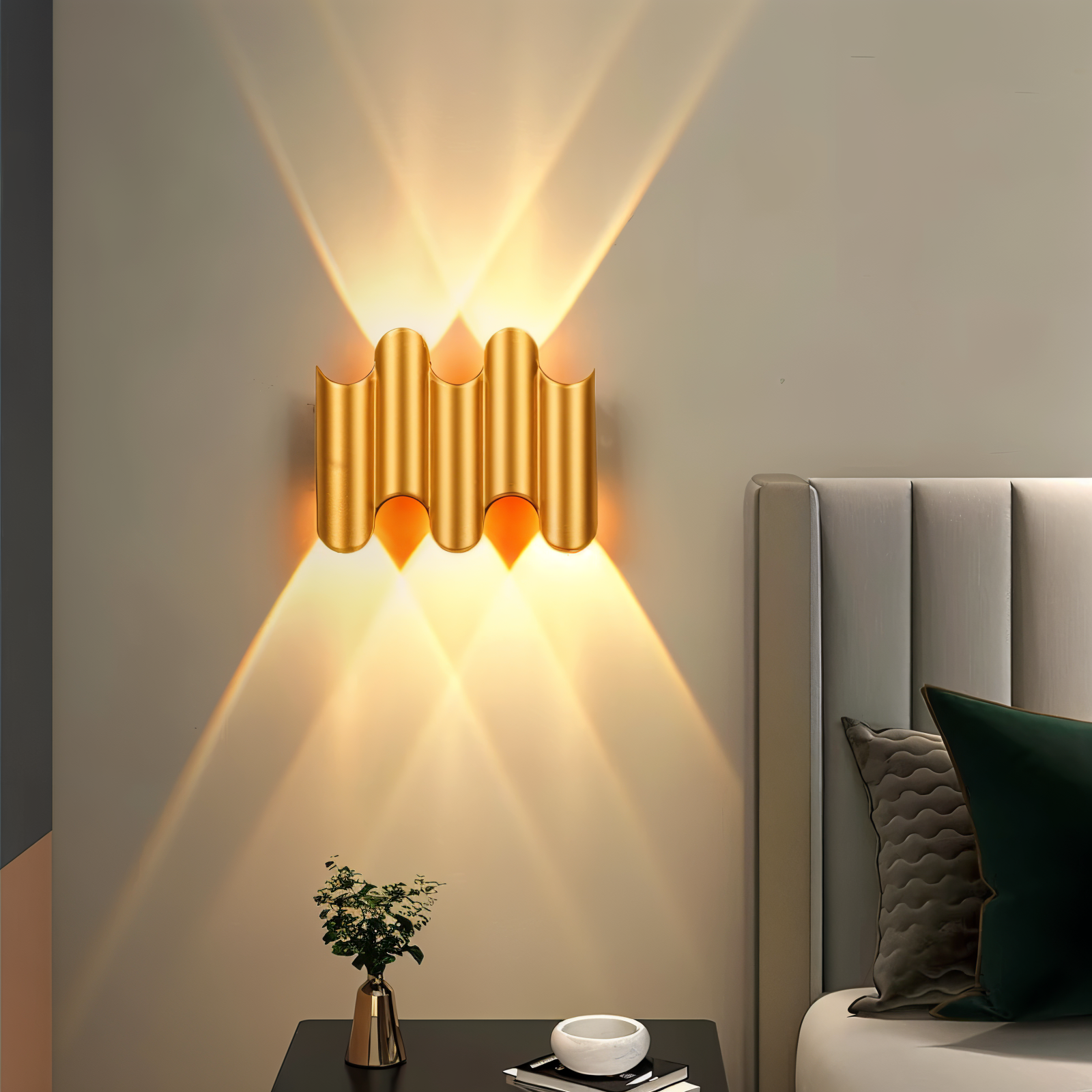 LuxeRay – Svart & Guld Vägglampa i Modern LED-design