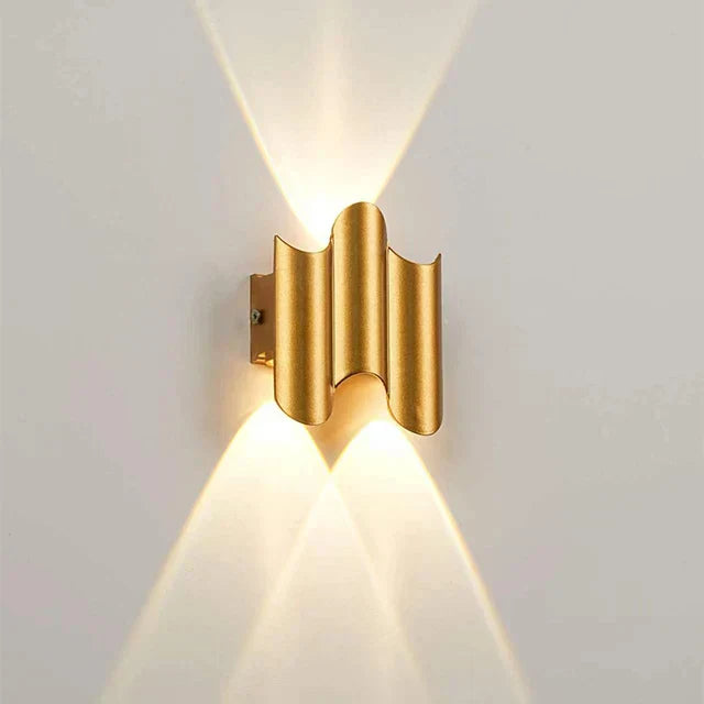 LuxeRay – Svart & Guld Vägglampa i Modern LED-design