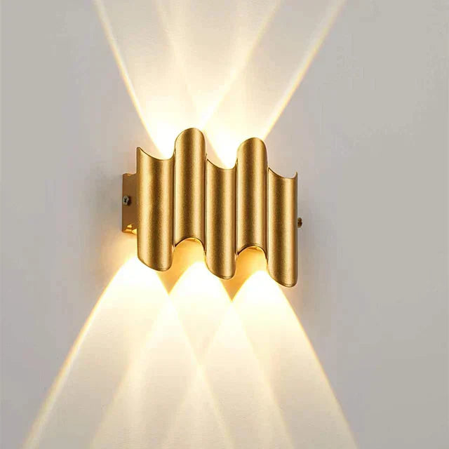 LuxeRay – Svart & Guld Vägglampa i Modern LED-design