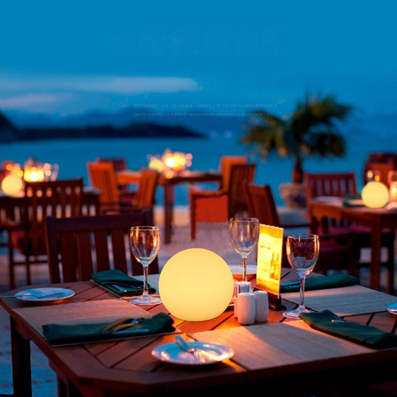 Luni – Klotformad LED Bordslampa med 16 Färger & Uppladdningsbar Design