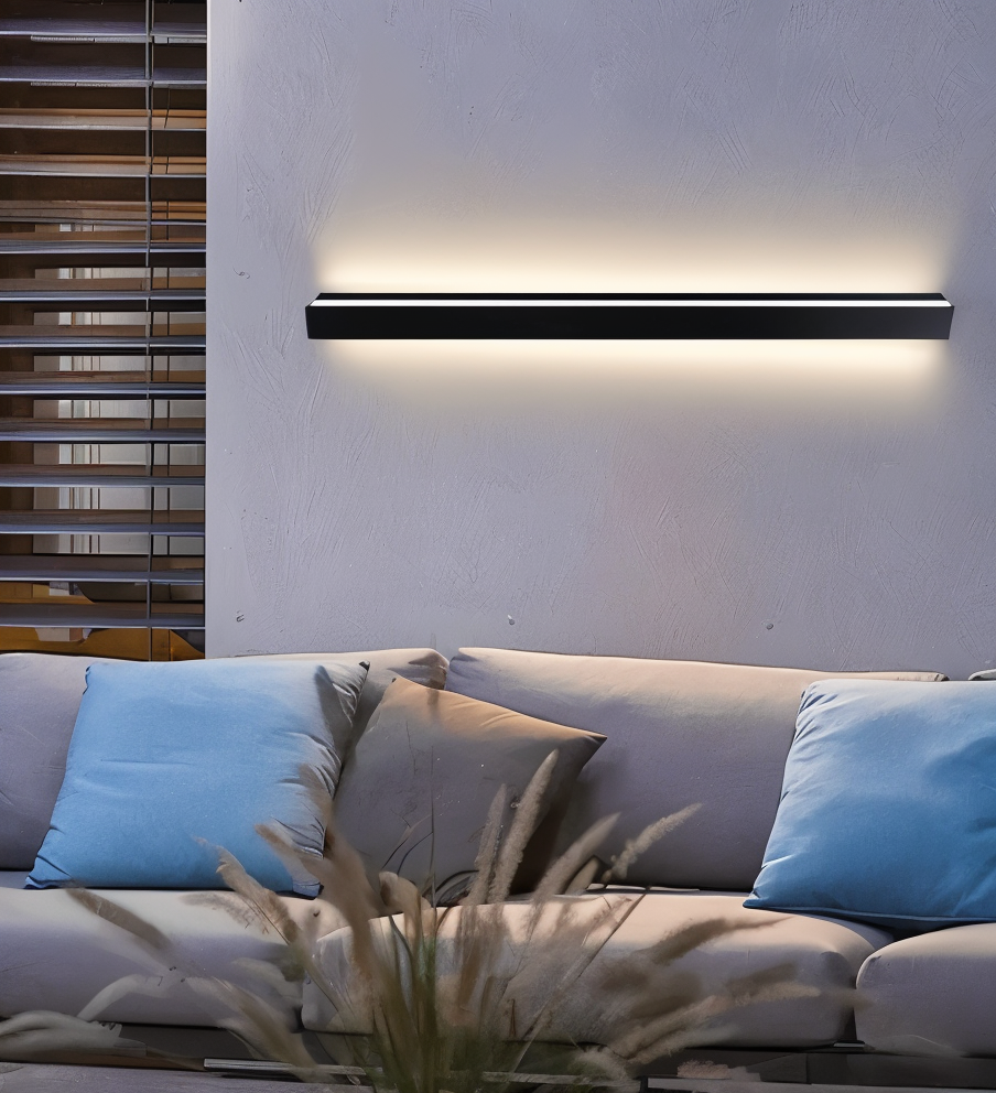 LineaLux – Vägglampa i Svart/Vit Linjär Design för Inomhus & Utomhusbruk (IP65)