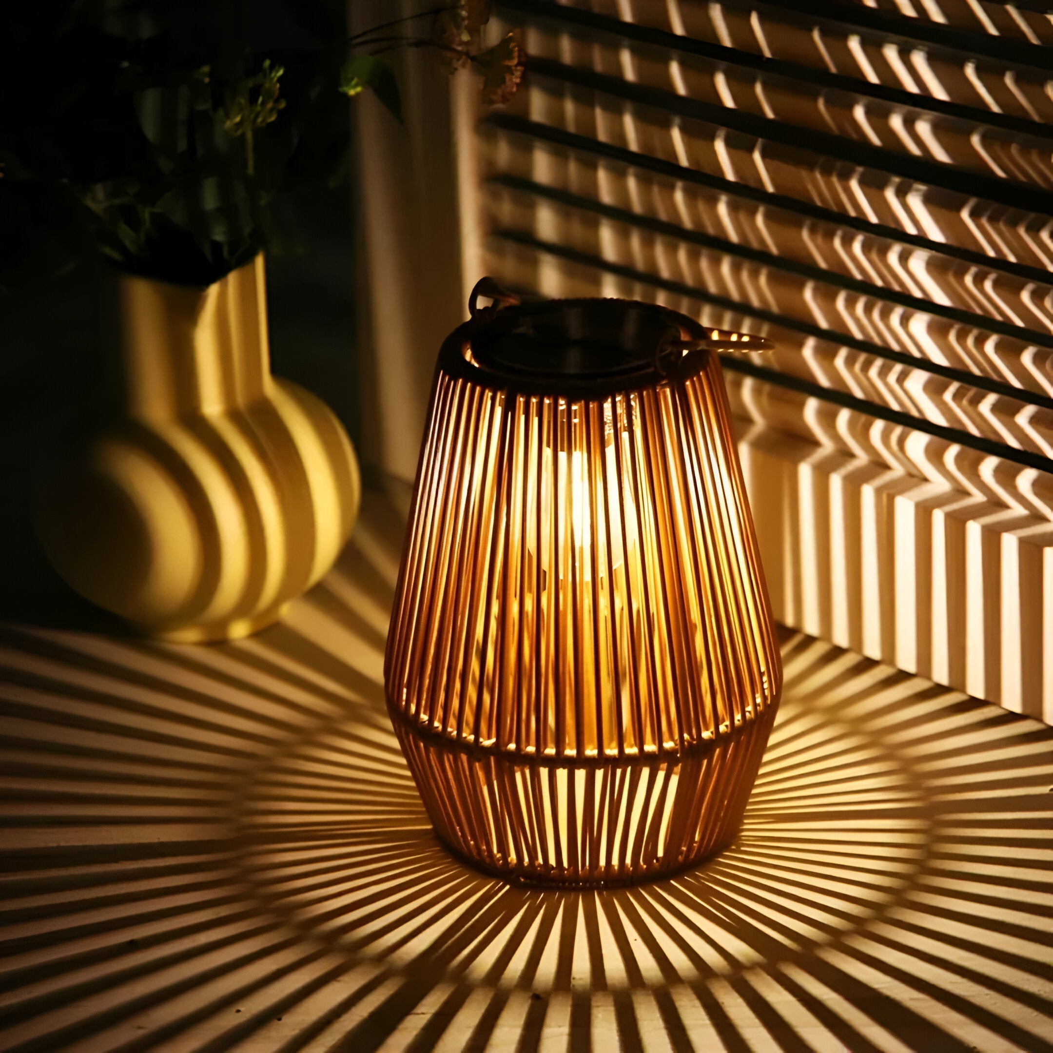 SolVävd Rattanlykta – Solcellsdriven Hänglykta i Handflätad Bambusdesign