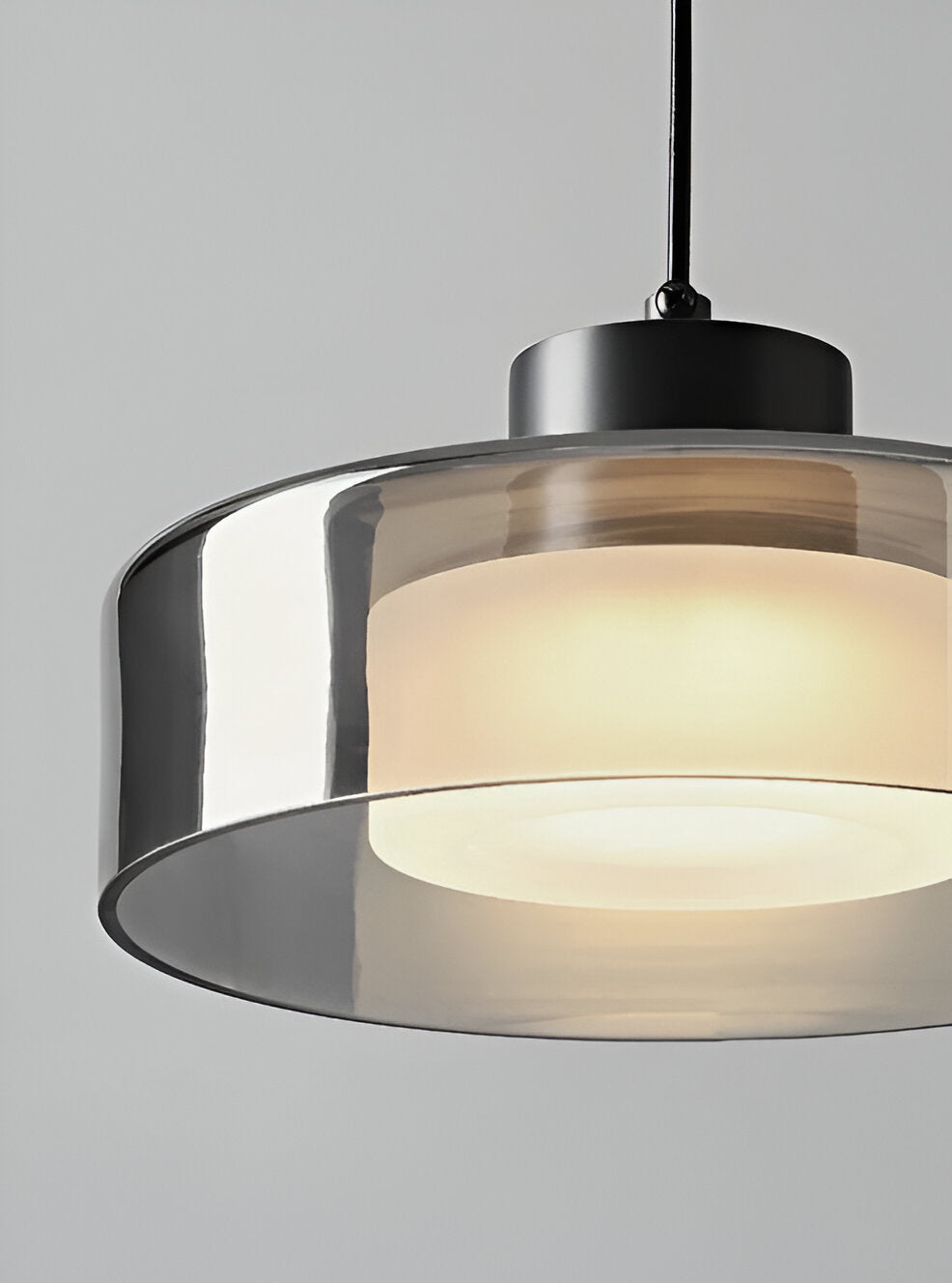 VetroLume – Cirkulär Rökglas Pendellampa i Modern Minimalistisk Design