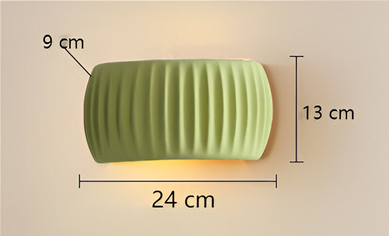 ColoraRib – Grön Ribbad Vägglampa i Harz med Macaron Design & Nordisk LED Belysning