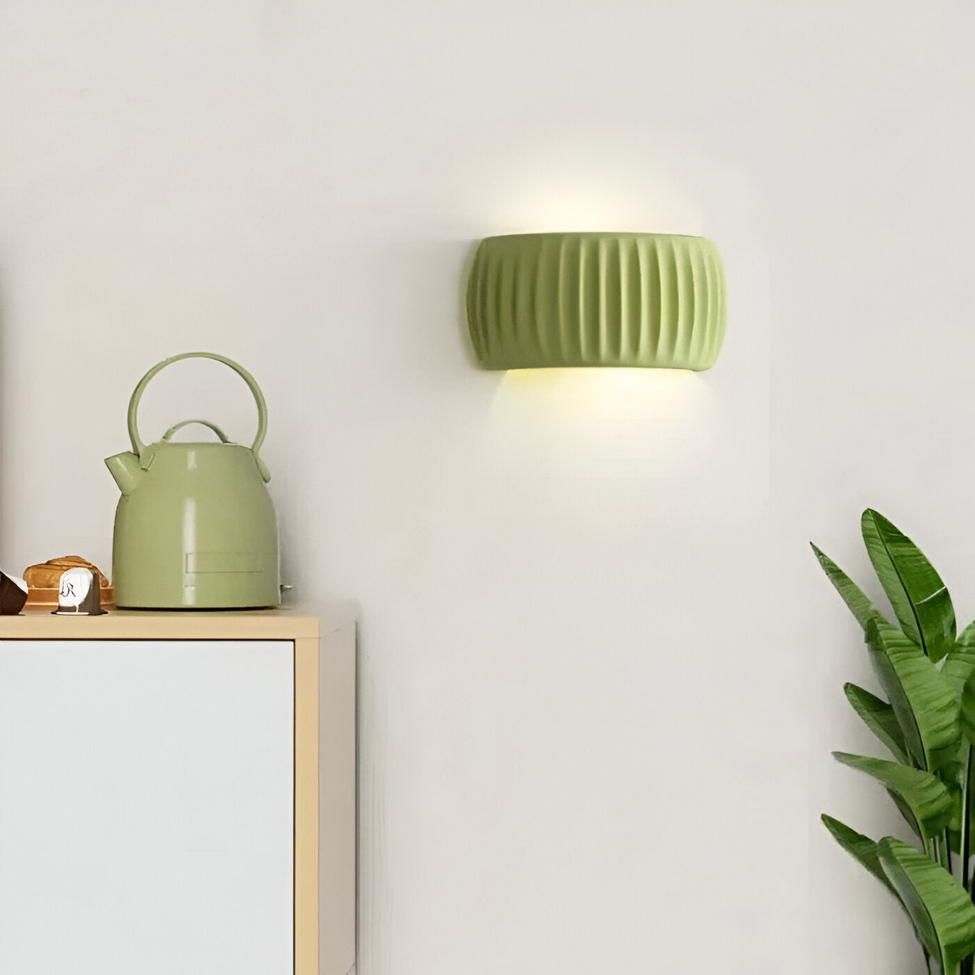 ColoraRib – Grön Ribbad Vägglampa i Harz med Macaron Design & Nordisk LED Belysning
