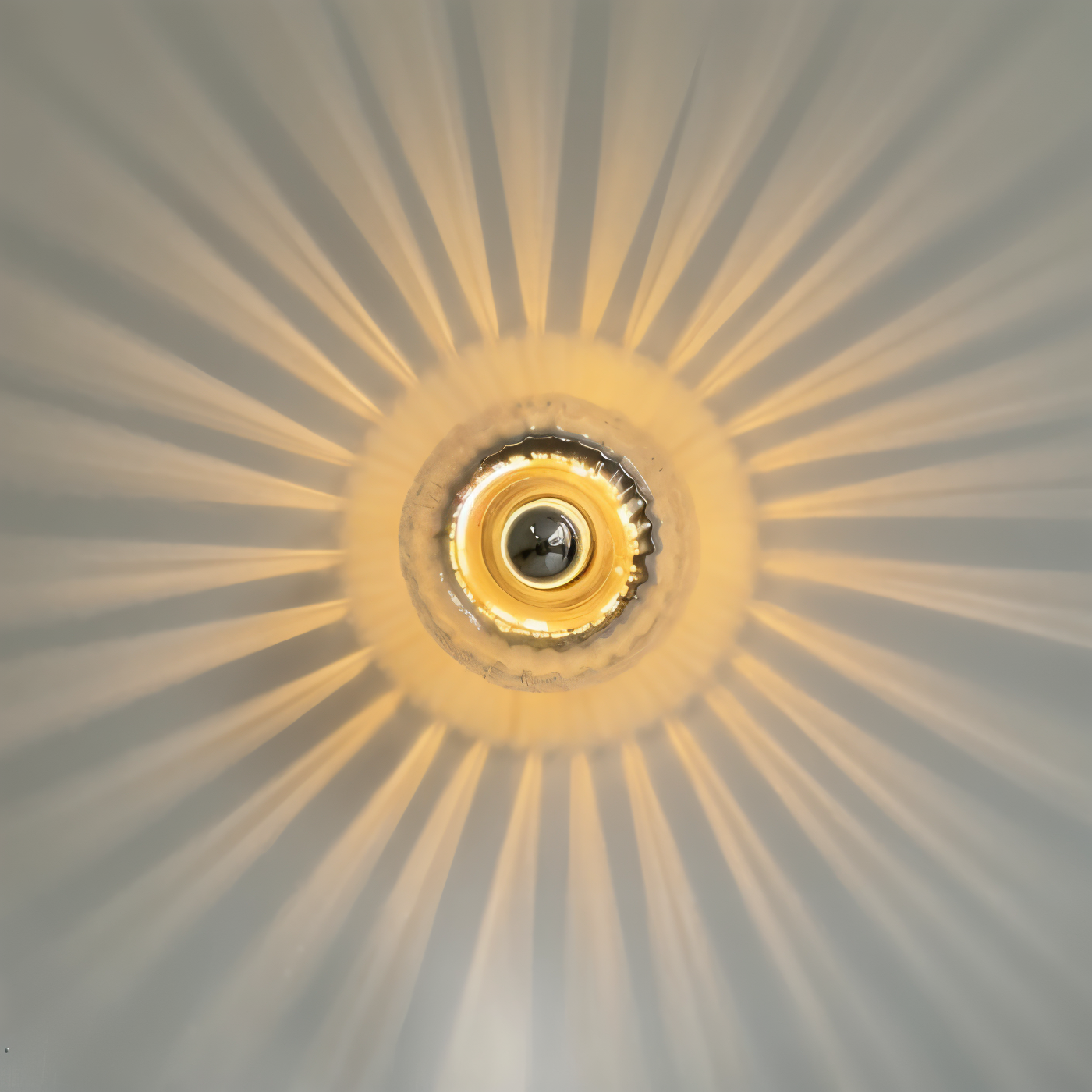 KnobRay – Vägglampa i Ribbadt Glas med Bauhaus Design