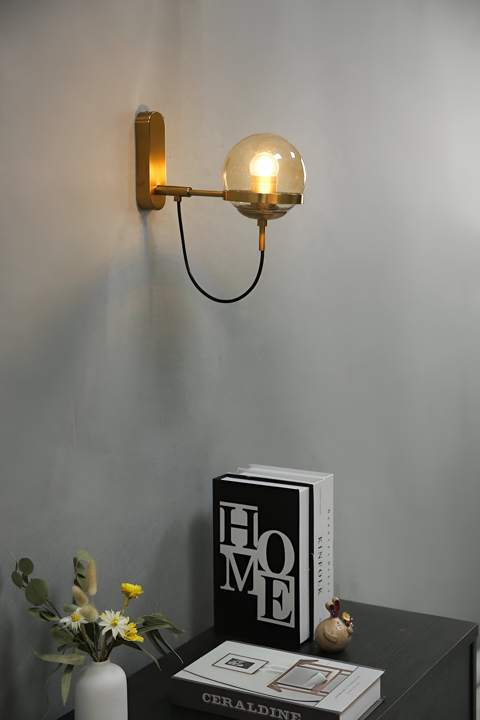 ScandiShine – Vägglampa i Glasglob med Nordisk Design och LED-belysning för Inomhusbruk