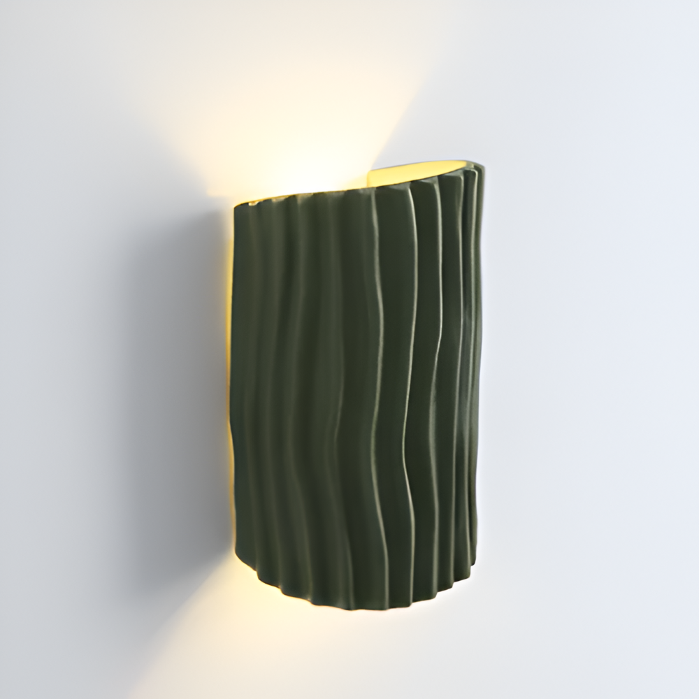 HuePleat – Kurvig Plisserad Vägglampa i Resin med Upp- och Nedåtriktad LED-belysning