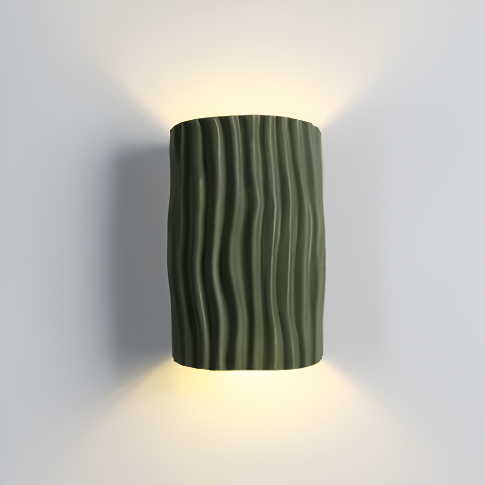 HuePleat – Kurvig Plisserad Vägglampa i Resin med Upp- och Nedåtriktad LED-belysning