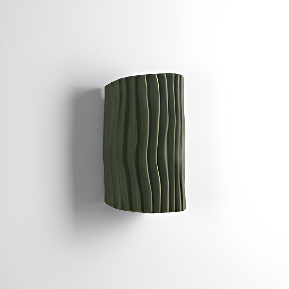 HuePleat – Kurvig Plisserad Vägglampa i Resin med Upp- och Nedåtriktad LED-belysning