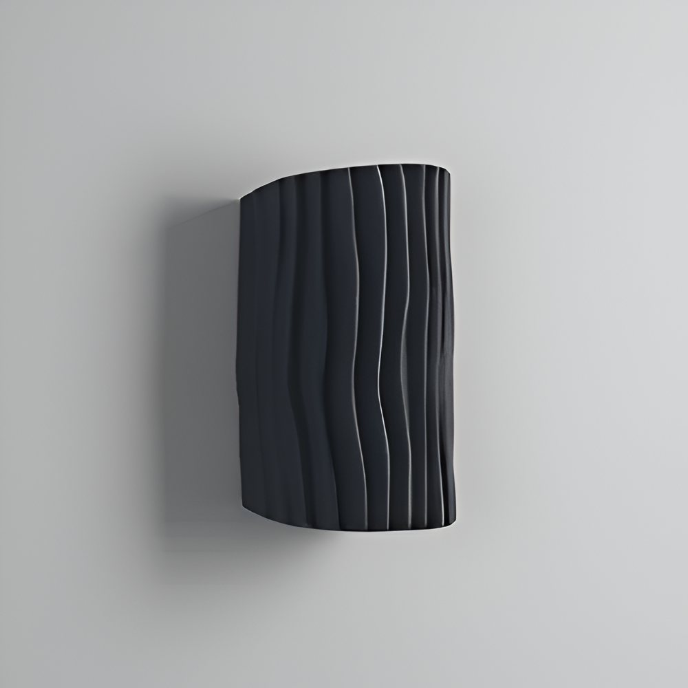 HuePleat – Kurvig Plisserad Vägglampa i Resin med Upp- och Nedåtriktad LED-belysning