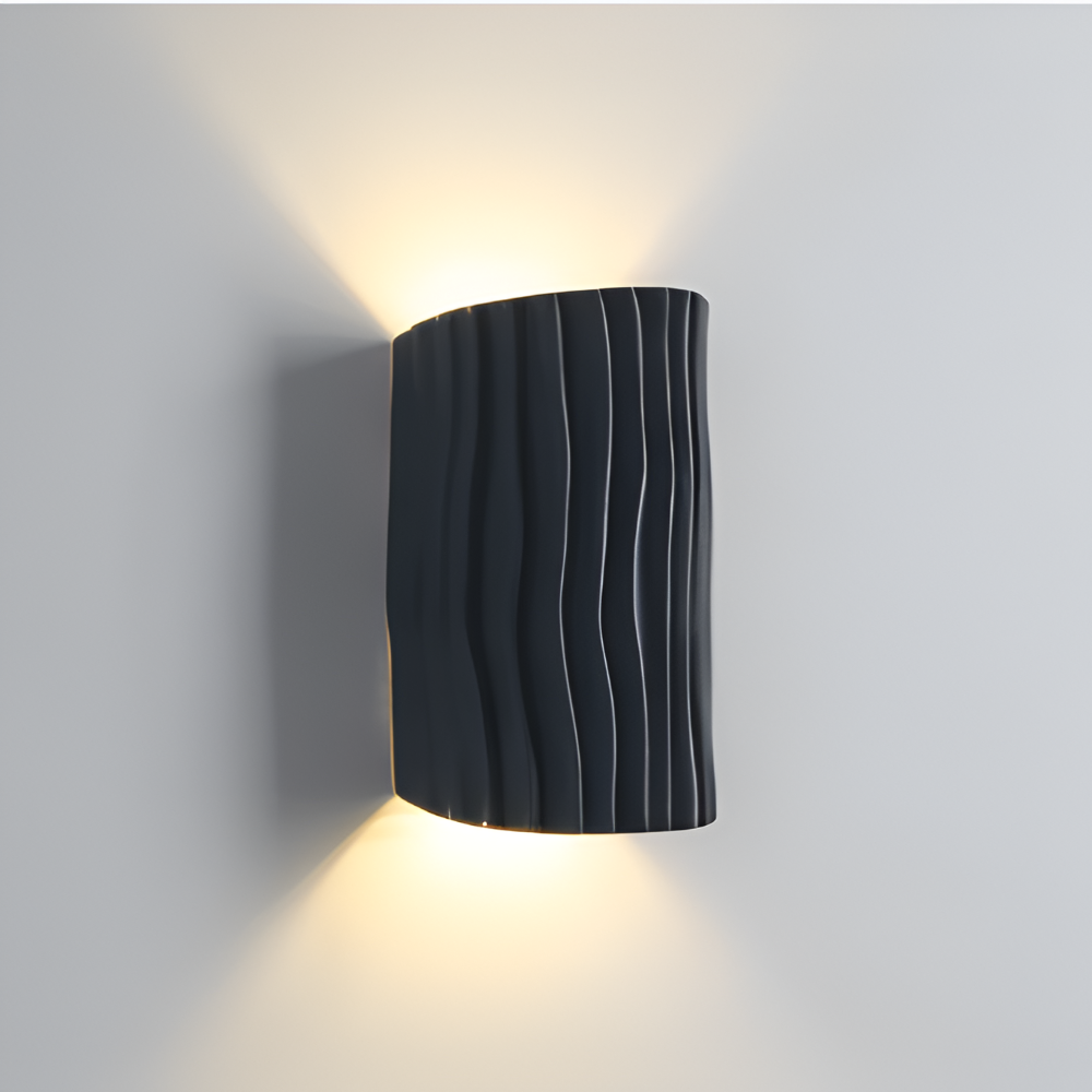 HuePleat – Kurvig Plisserad Vägglampa i Resin med Upp- och Nedåtriktad LED-belysning