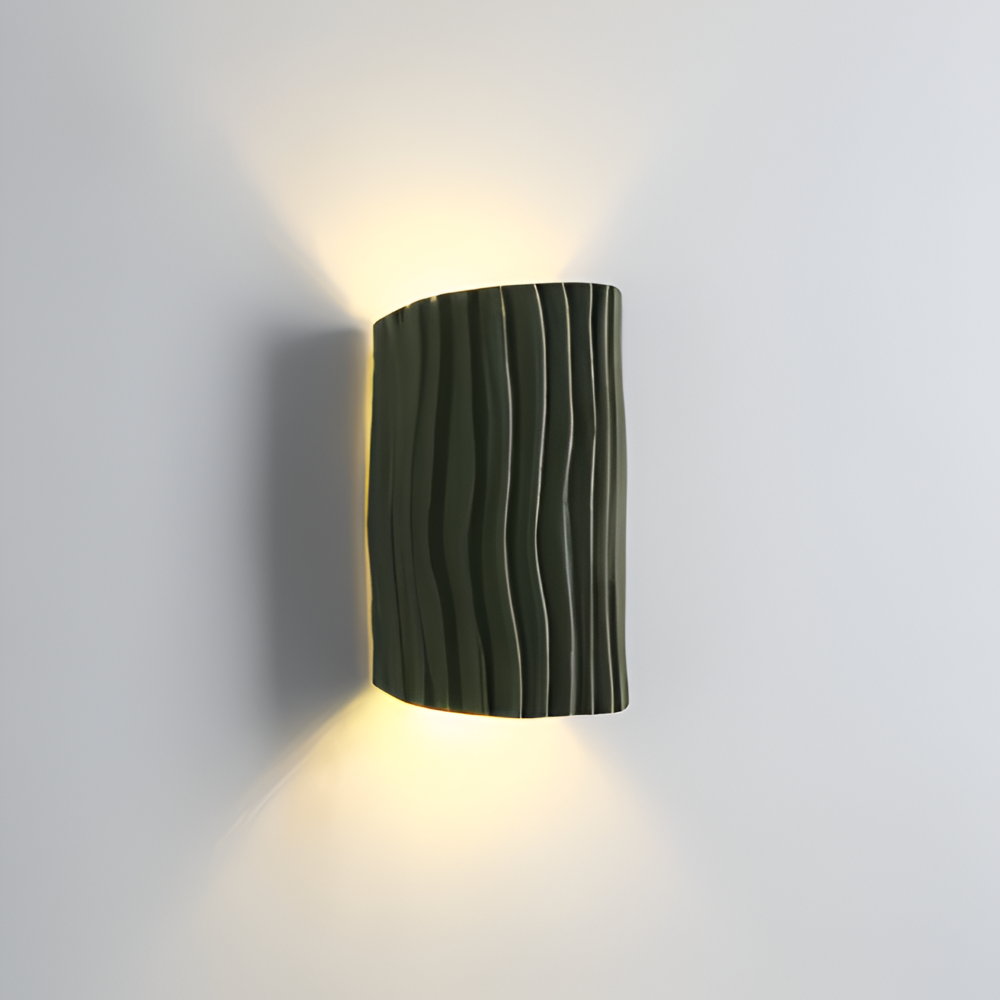 HuePleat – Kurvig Plisserad Vägglampa i Resin med Upp- och Nedåtriktad LED-belysning