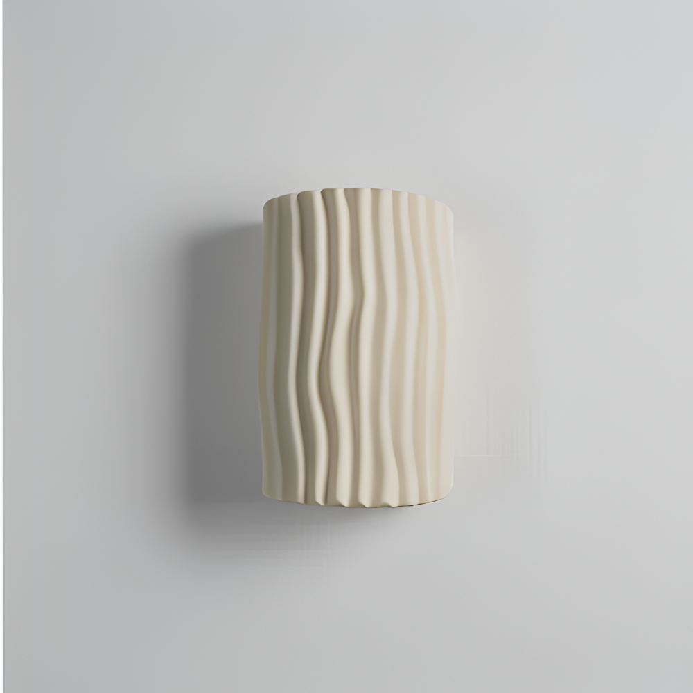 HuePleat – Kurvig Plisserad Vägglampa i Resin med Upp- och Nedåtriktad LED-belysning