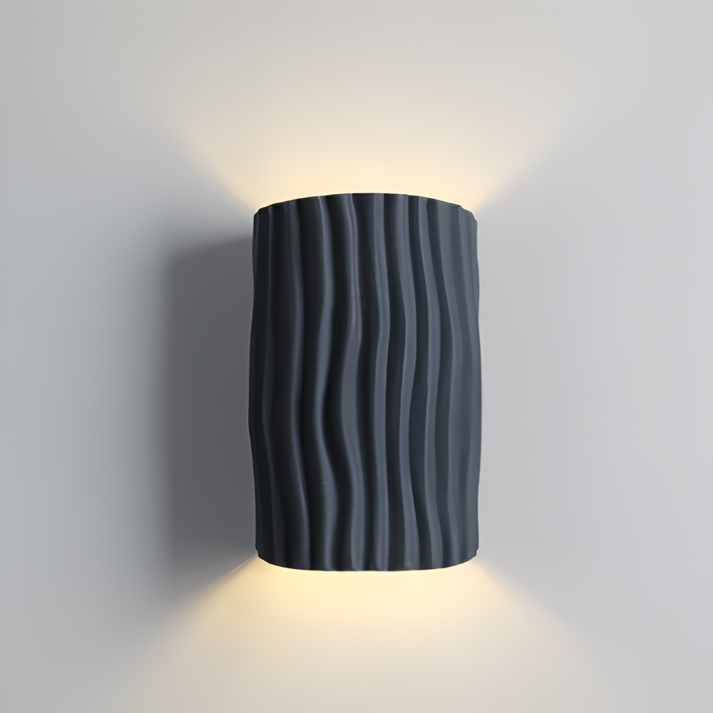 HuePleat – Kurvig Plisserad Vägglampa i Resin med Upp- och Nedåtriktad LED-belysning